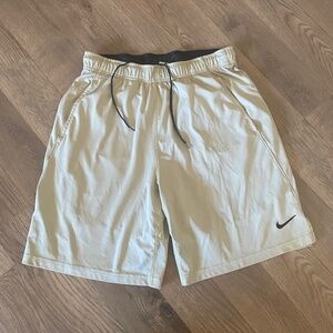 Nike Dry-Fit Shorts Cream 7in Large